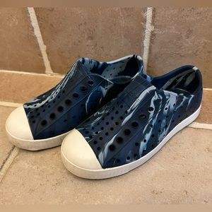 NATIVE Jefferson Marbled Frontier Blue - Kids Size 11